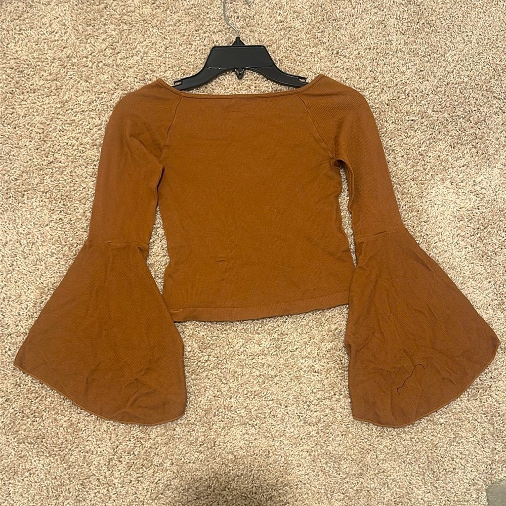 Luzette Cropped Top w/ a Trumpet Sleeve
